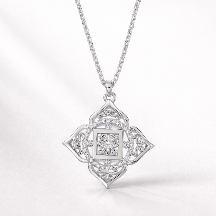 collar chakra plata con cristales usado por modelo estilo lifestyle