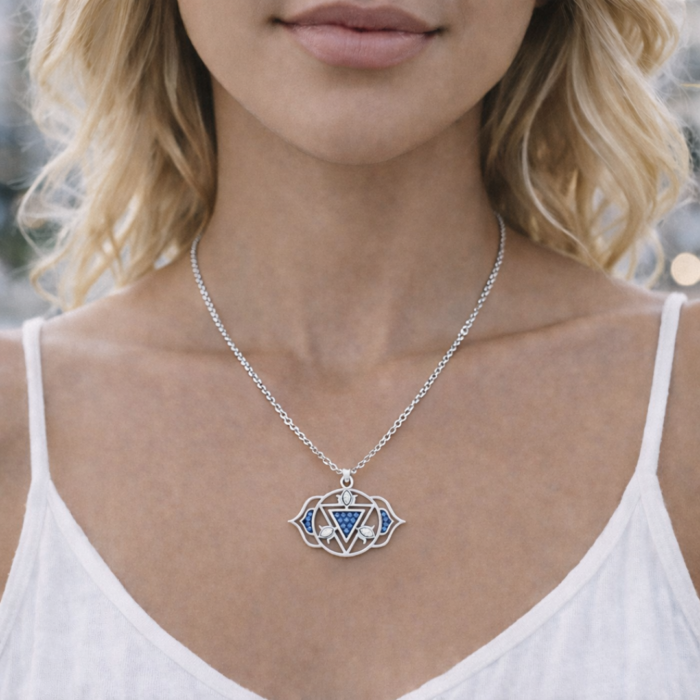 colgante-chakra-tercer-ojo-puesto-mujer.jpg