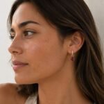 Aros Colgantes Petite Teardrop con Cristal Rojo Sien en Oro - Imagen 4