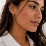 Aros Colgantes Petite Teardrop con Cristal Rojo Sien en Oro - Imagen 3