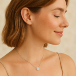 Colgante Angelical con Cristales Transparentes en Rodio - Imagen 4