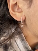 Argollas con Cristal Austriaco y Charm Estrella de Brújula en Oro Rosa - Imagen 5