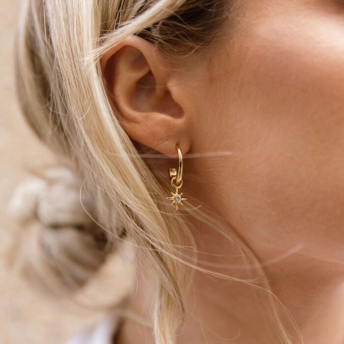 Argollas con Cristal Austriaco y Charm Estrella de Brújula en Oro - Imagen 3