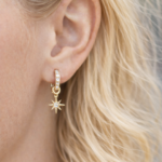 Argollas con Cristal Austriaco y Charm Estrella de Brújula en Oro - Imagen 2