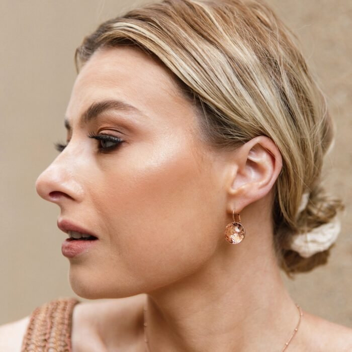 pendientes-bella-oro-rosa-uso-elegante.jpg