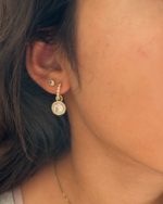 Aros Colgantes Angelicales con Cristales Transparentes en Oro - Imagen 4