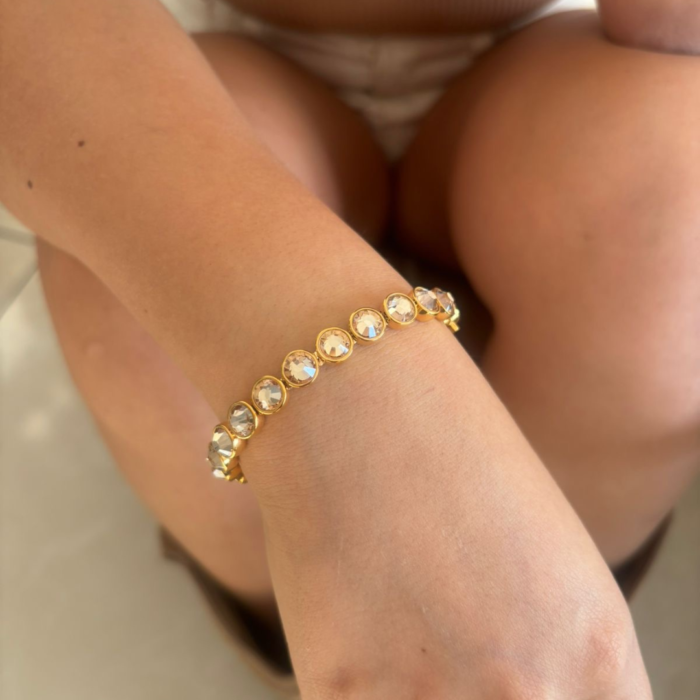 detalle de pulsera tennis con cristales de Austria