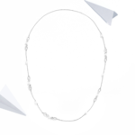 collar-perlas-blancas-detalle-cristales.