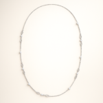 Collar Largo de Perlas Blancas y Cristales en Rodio - Imagen 7