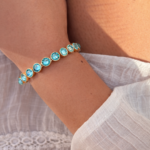 pulsera-tenis-turquesa-oro-en-muneca